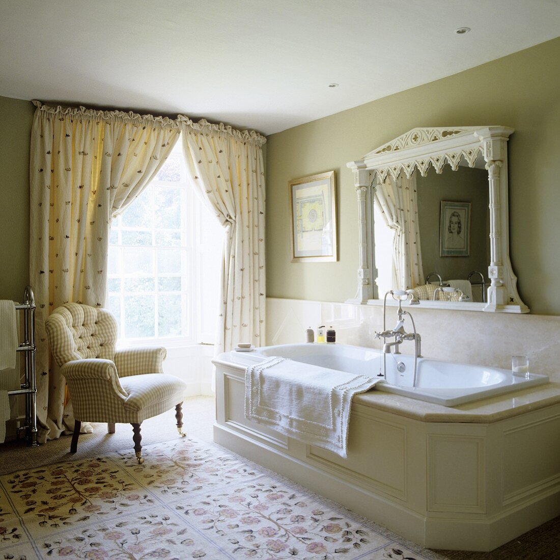 Grossräumiges Bad im traditionellen englischen Landhausstil mit raumhohem Fenster und gemütlichem Sessel