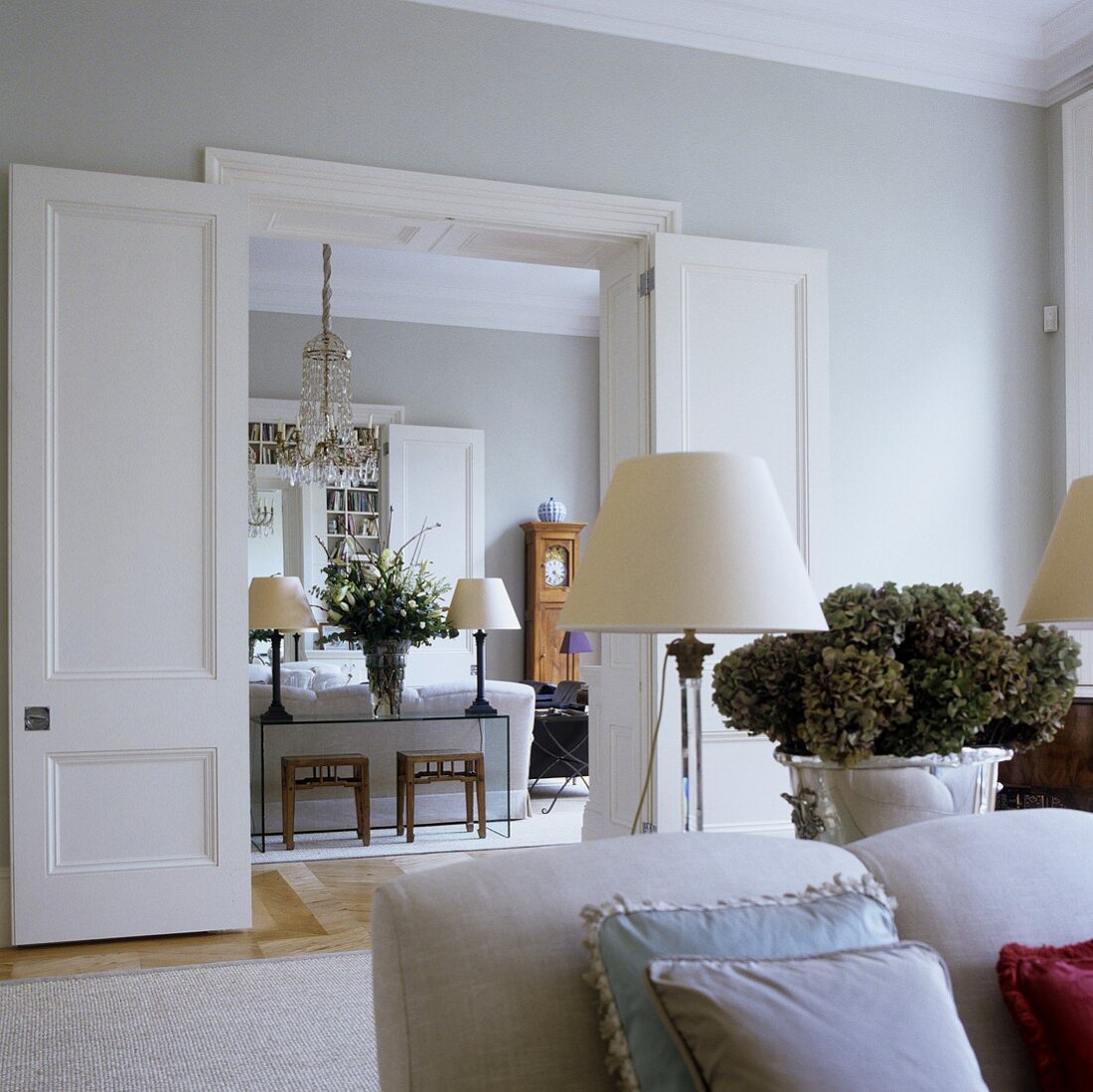 Elegantes Wohnzimmer und Salon mit hellgrau getönten Wänden
