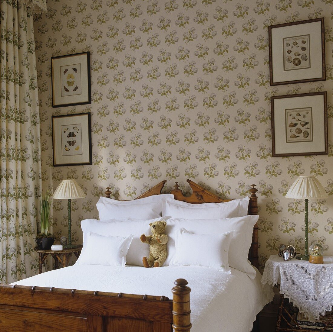Antikes Holzbett im traditionellen englischen Schlafraum - mit Wandtapete und Vorhangstoff in gleicher Farbe und Muster ausgestattet