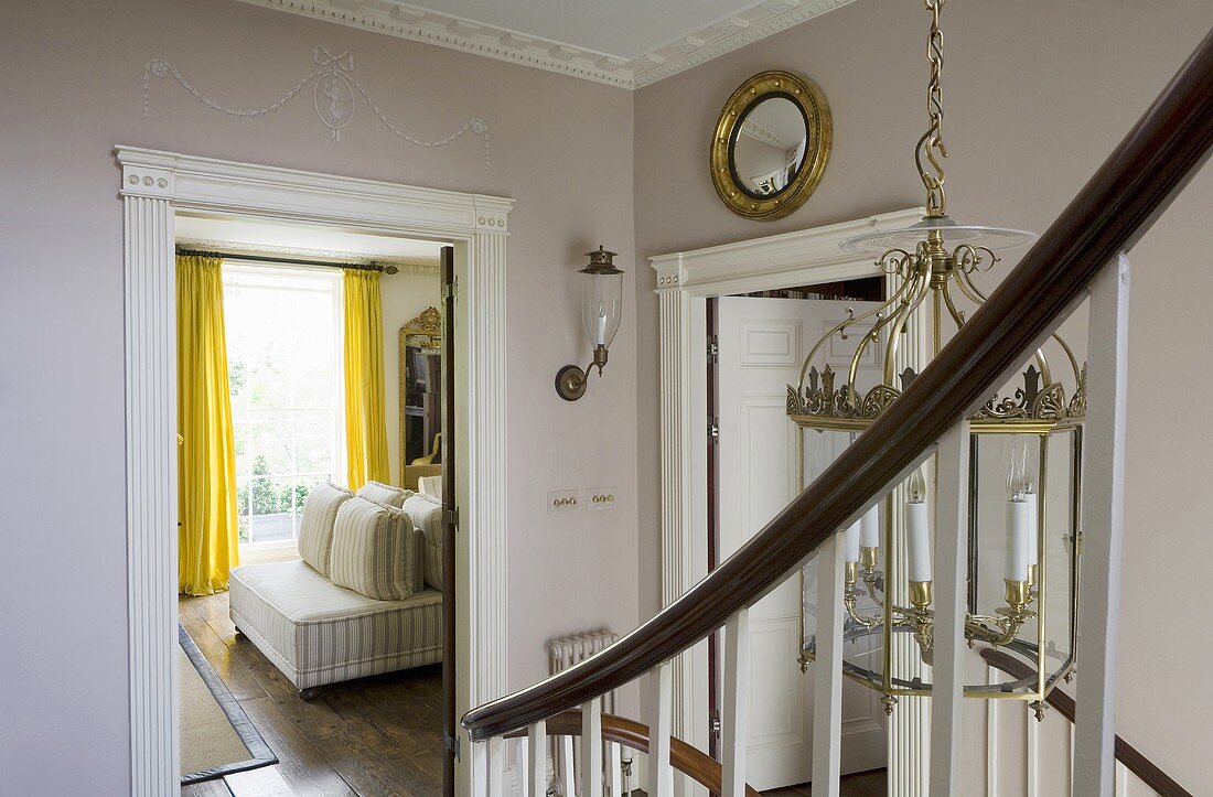 Elegantes Treppenhaus mit offener Tür und Blick in den Wohnraum