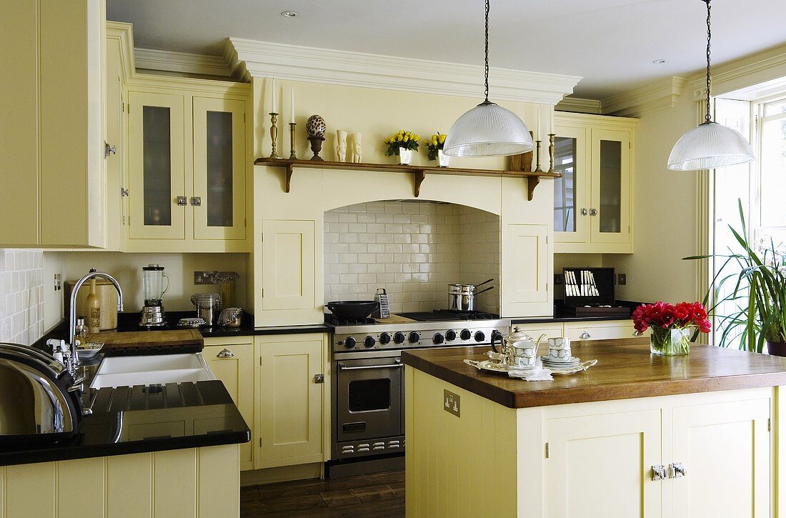 Englische hellgelbe Landhausküche mit Küchenblock