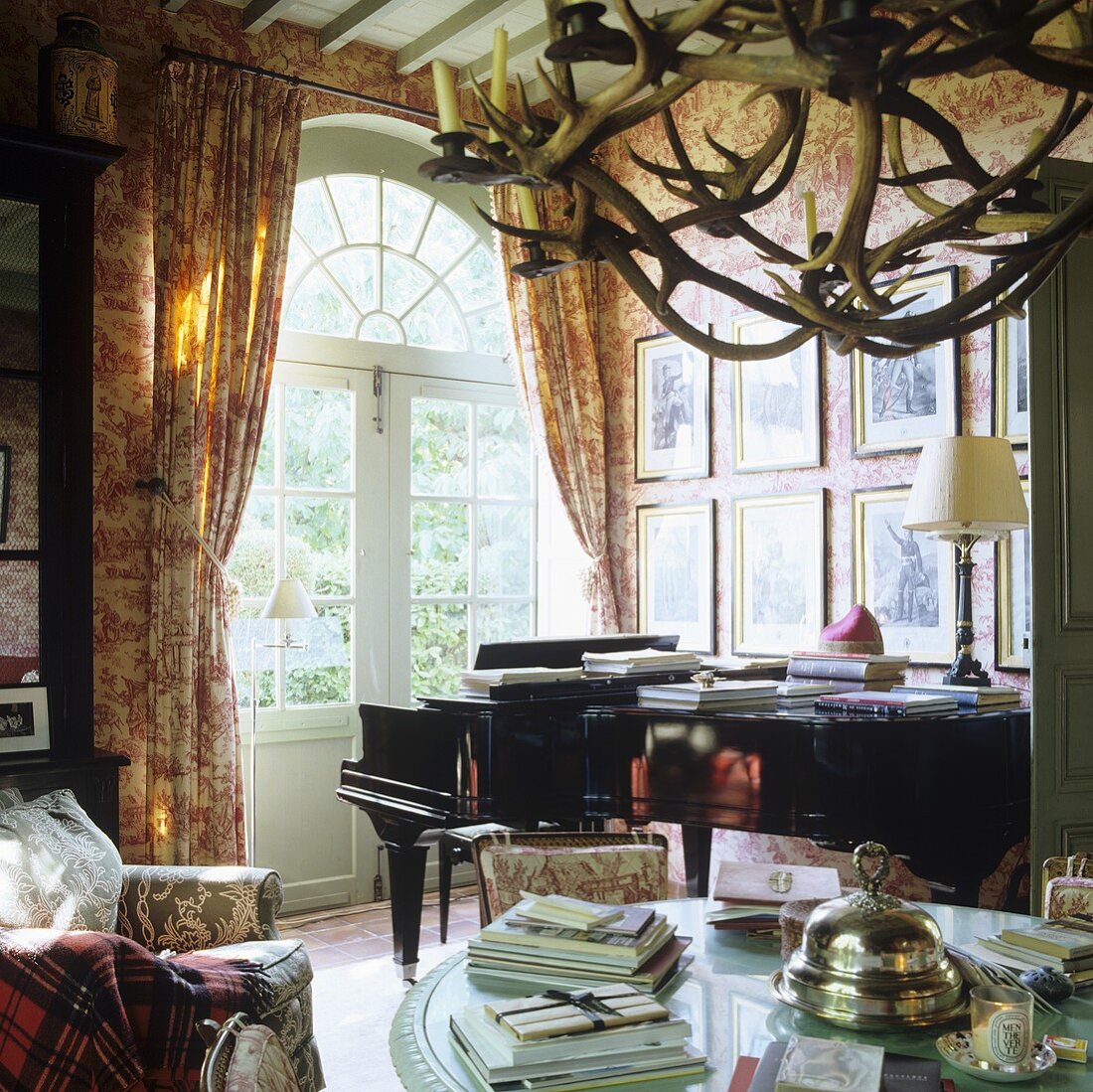 Klavier vor Terrassentür mit Rundbogen im französischen Landhaus