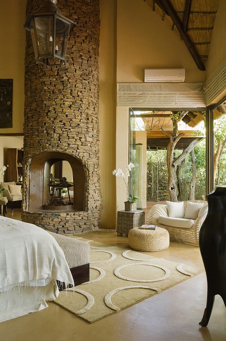 Kamin aus Naturstein im Schlafraum eines südafrikanischen Hauses
