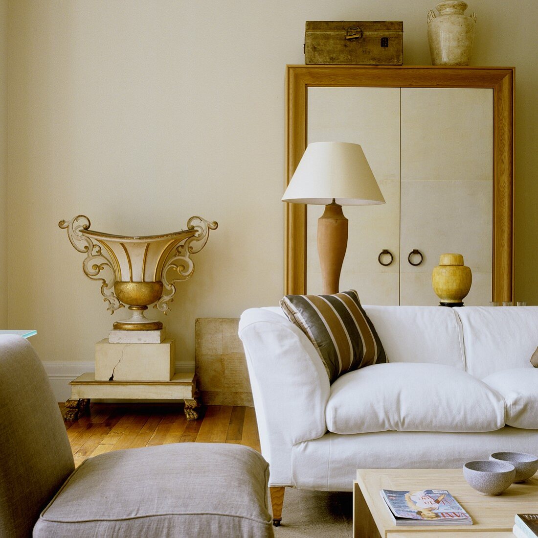 Schlichtes Sofa und Pflanzengefäss im Rokoko Stil