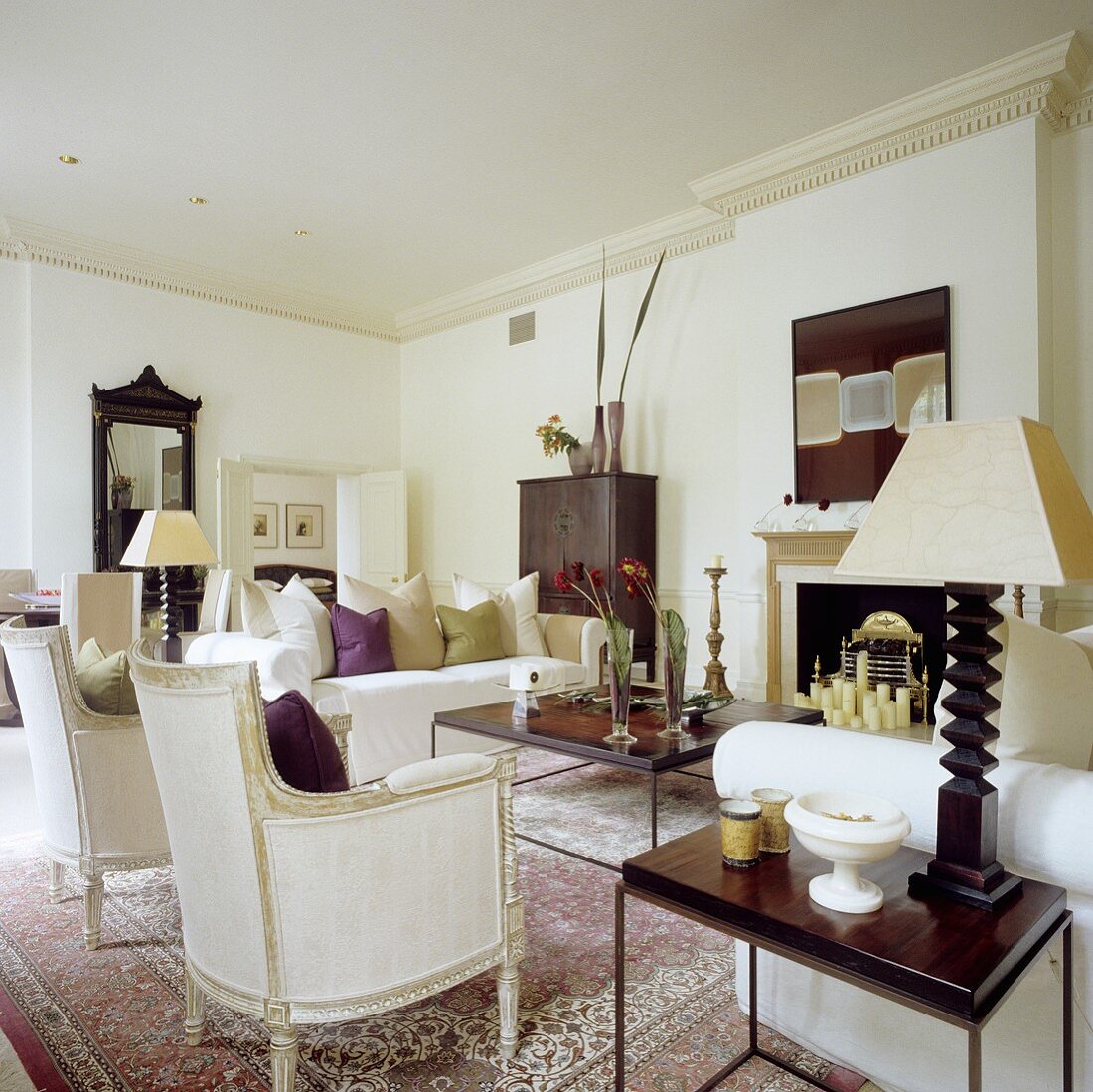 Wohnraum in englischer Villa - weiße Sofagarnitur mit modernem Couchtisch Set