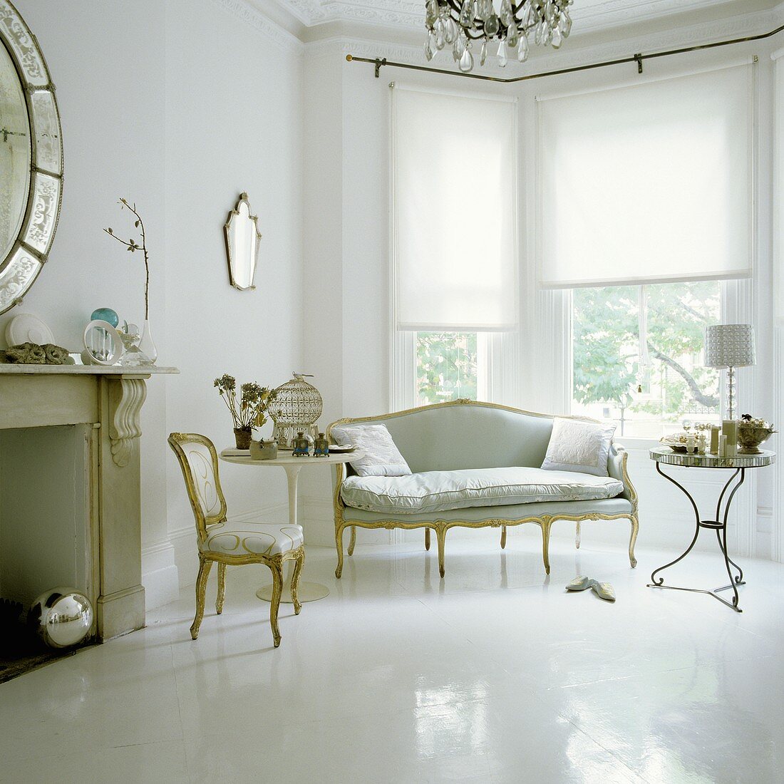Eleganter Wohnraum mit Erker und Sitzmöbel im Rokoko Stil auf weisslackiertem Boden