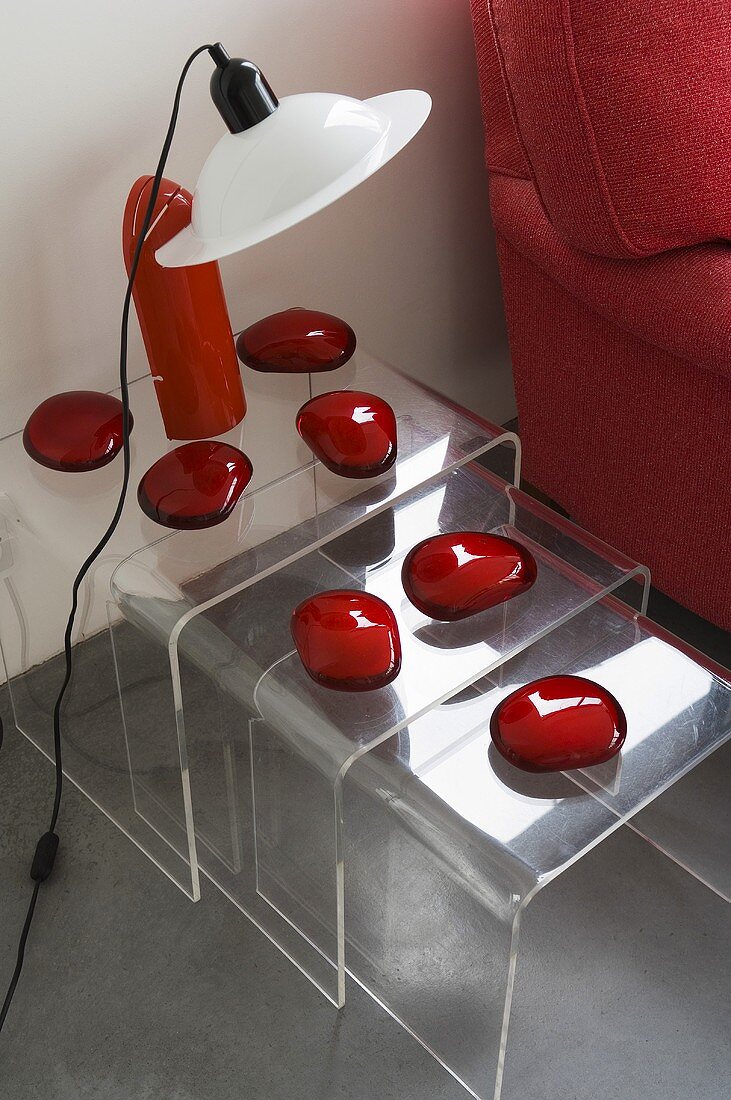 Acrylglastische im Dreier Set mit roten Glassteinen dekoriert