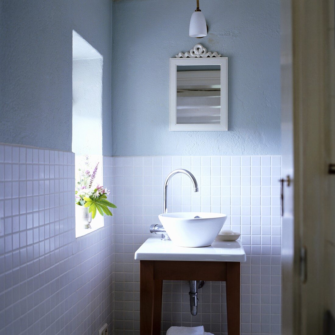 Waschbecken in einem Badezimmer – Bild kaufen – 707304 living4media