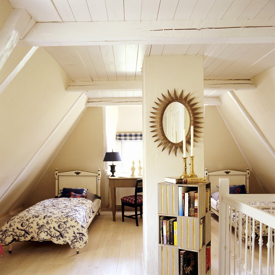 Schlafzimmer mit zwei Einzelbetten in einem deutschen Reetdachhaus aus dem 19. Jh., in skandinavischem Stil eingerichtet