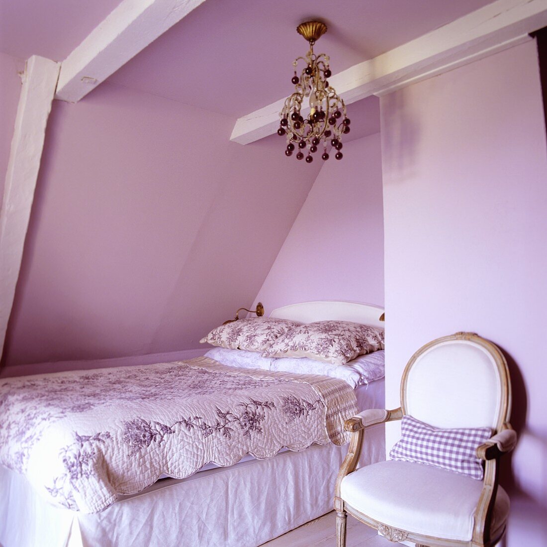 Schlafzimmer in einem deutschen Reetdachhaus aus dem 19. Jh., in skandinavischem Stil eingerichtet