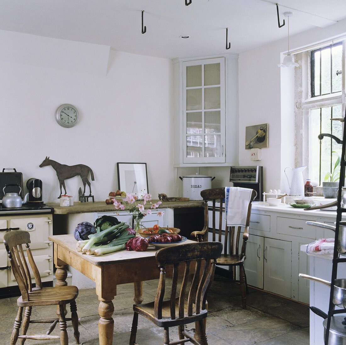 Essensvorbereitung auf rustikalem Küchentisch im englischen Landhaus