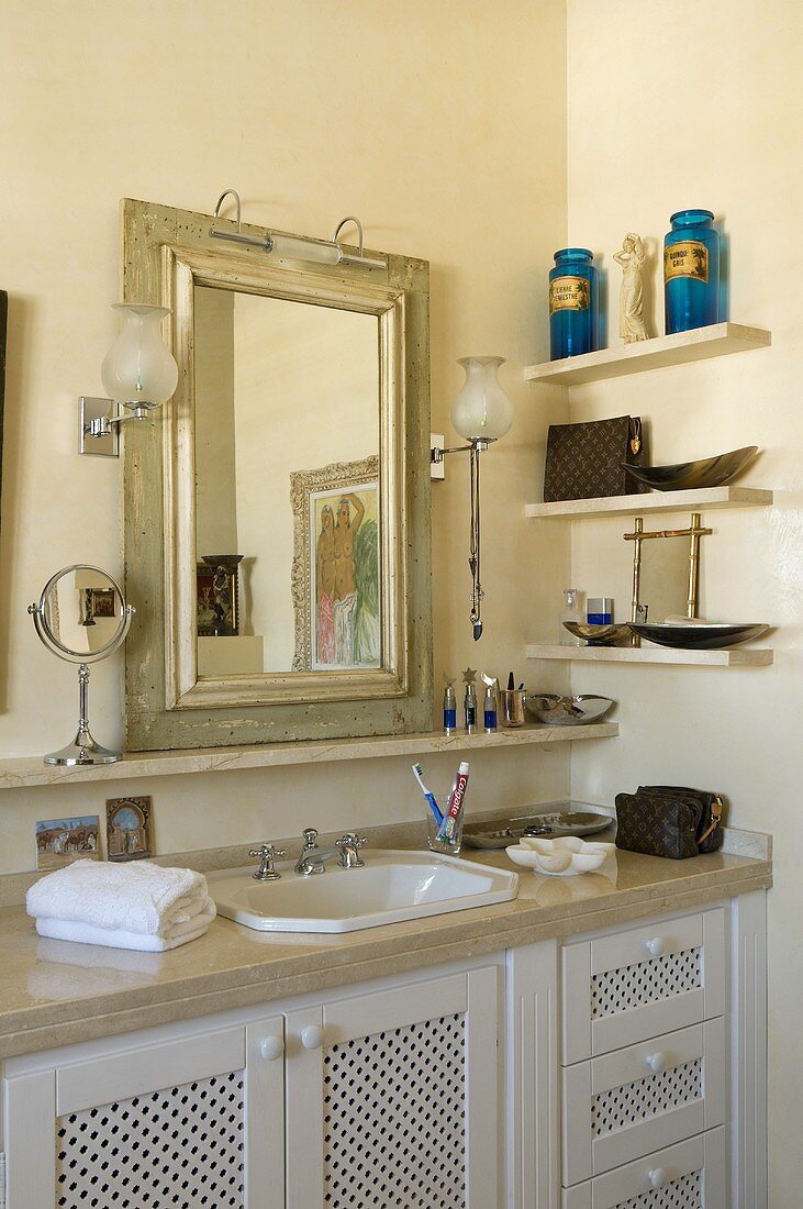 Ländliche Badezimmerecke - Marmorplatte auf Waschtisch und Spiegel