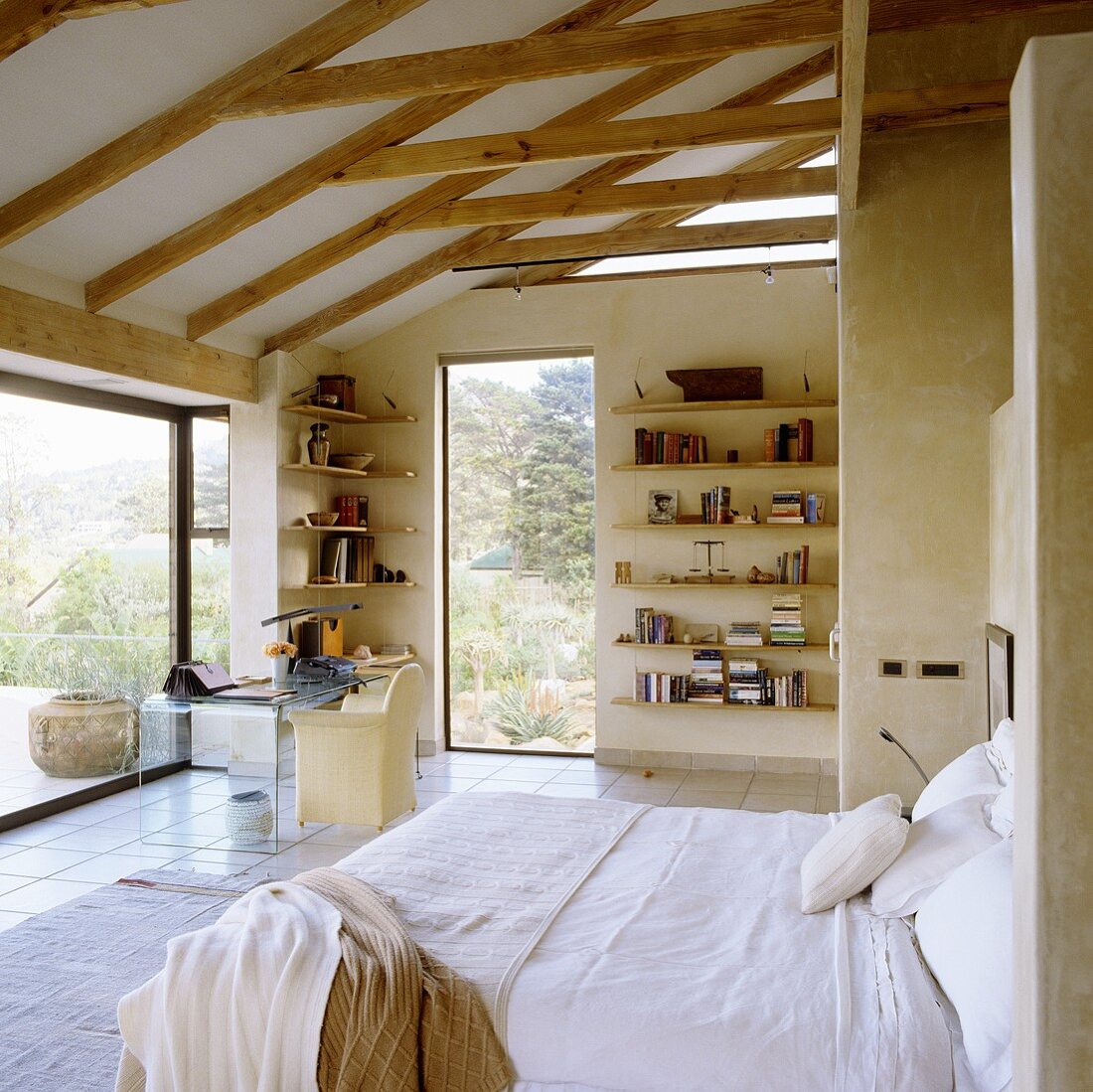 Bett mit Ausblick - Regale an Wand unter Holzbalkendecke