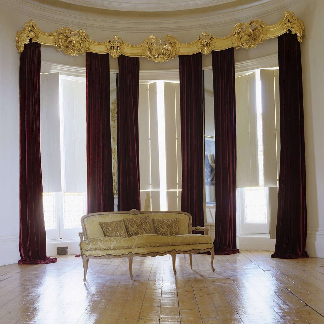 Curtian up - a Rococo bench in a turret with an elegant curtain pelmet