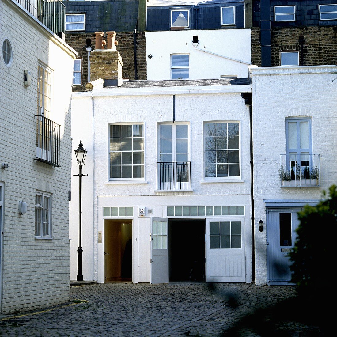 Englisches Stadthaus mit Sprossenfenstern und Garagenplatz im Haus