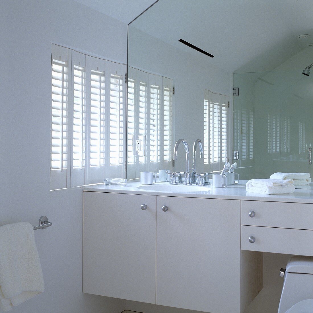 Weisses Bad im Dachraum - Waschtisch mit Schrankeinbau und vollflächigem Wandspiegel