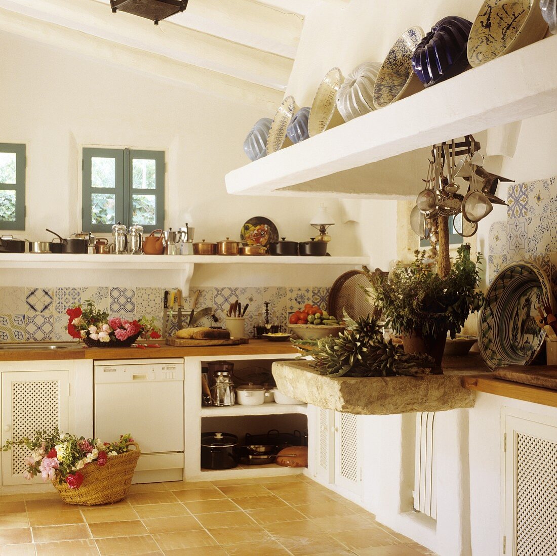 Mediterraner Landhausküche mit Küchenzeile übereck und gemauertem Kaminabzug