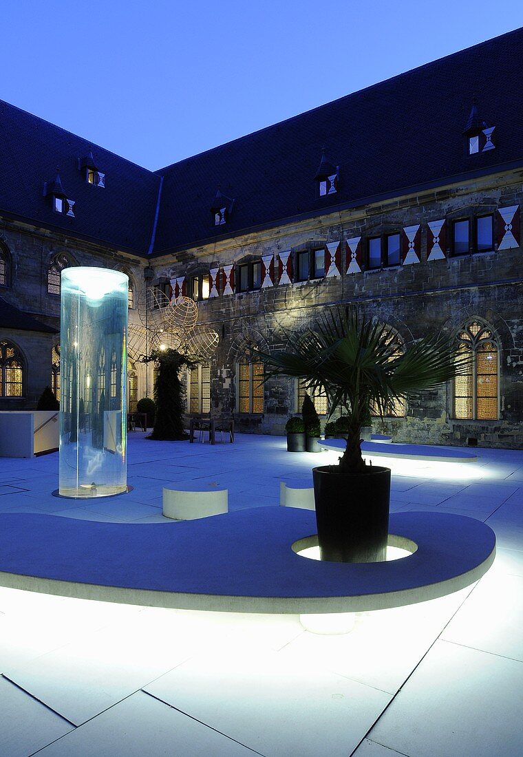 Nachtstimmung im Klosterinnenhof mit moderner Platzgestaltung