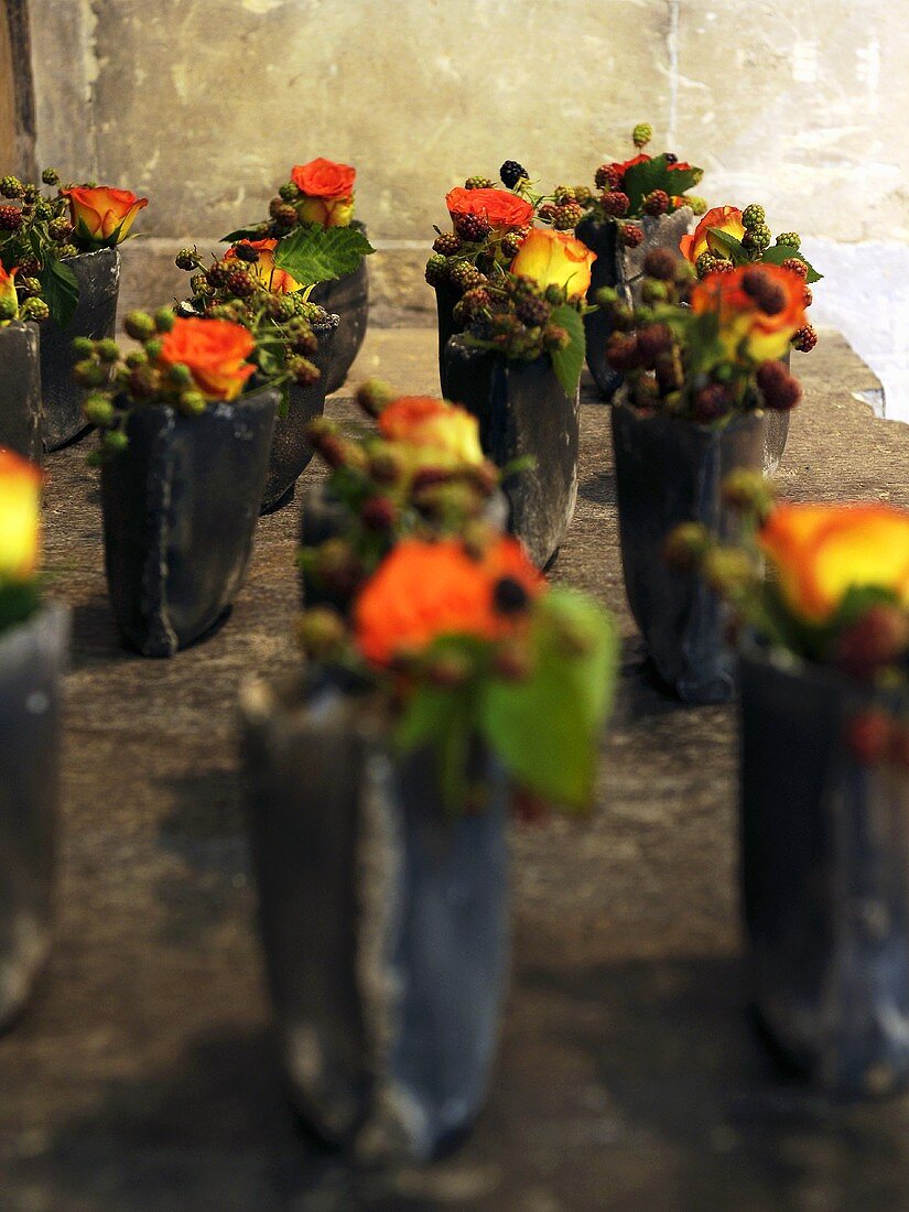 Handgemachte Tongefässe mit Rosengesteck