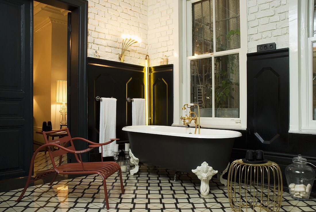 Badezimmer mit schwarzer Wandvertäfelung im Stilmix - Metallmöbel auf schwarz weißem Fliesenboden