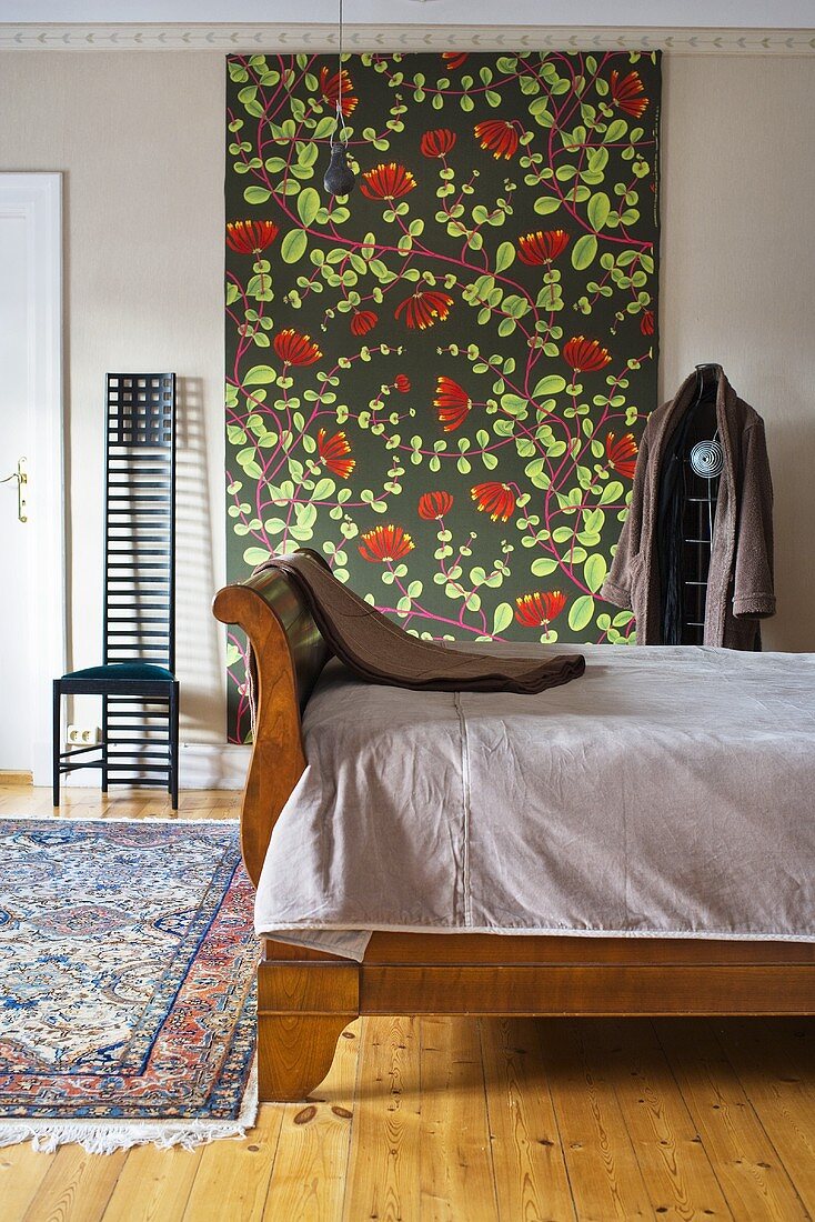 Schlafraum mit antikem Bett aus Holz und Wandbehang mit Blumenmuster und Stuhl im Art Nouveau Stil