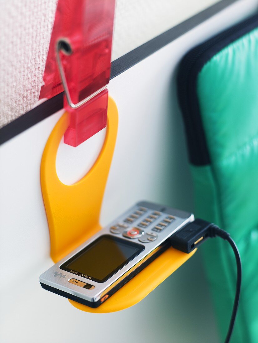 Mobiltelefon auf gelber Kunststoffkonsole
