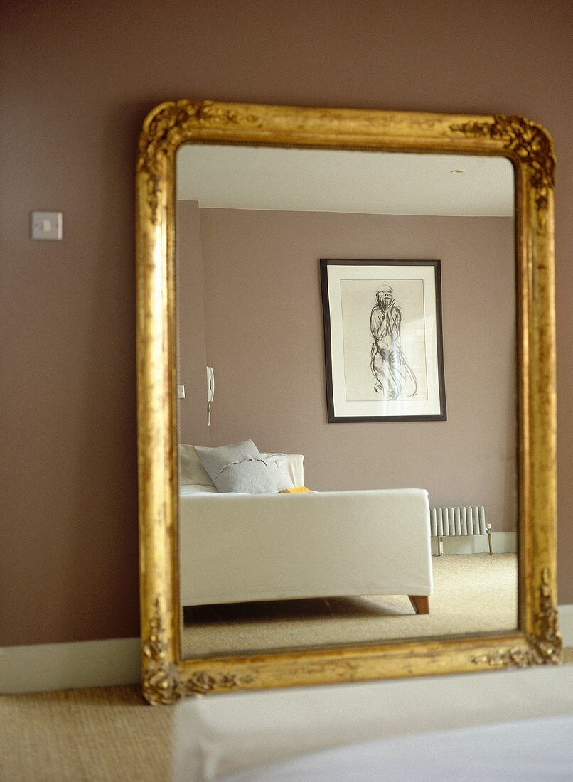 Standspiegel vor brauner Wand im Schlafzimmer