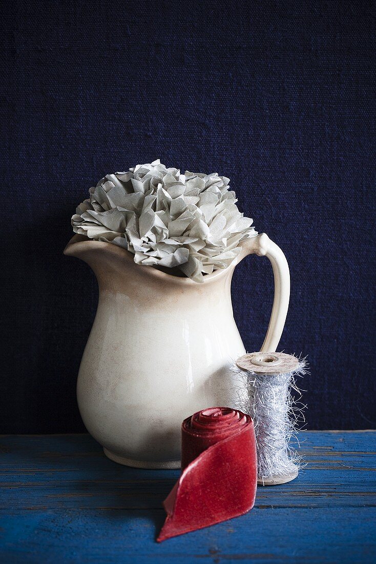 Keramikkrug mit Seidenblume und Bänder