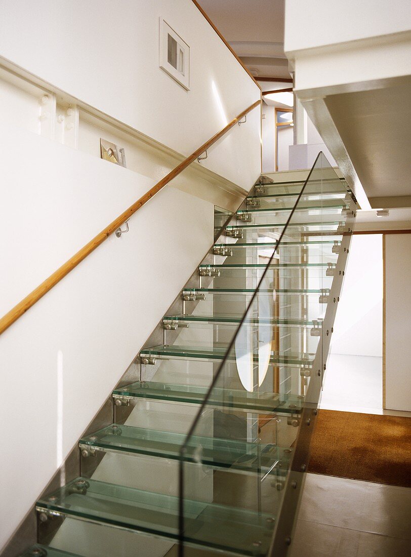Designer Treppe mit Stufen und Geländer aus Glas