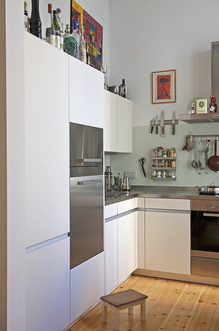 Moderne Küche mit weißen Einheiten