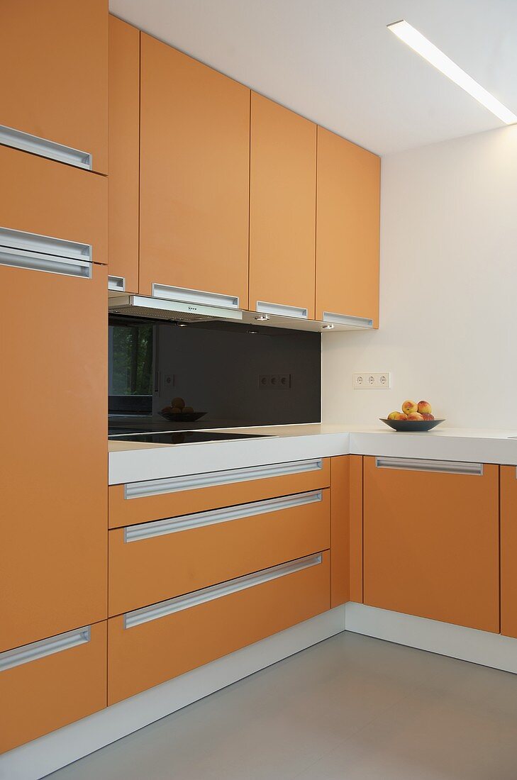 Moderne Küchenecke mit orangefarbenen Fronten