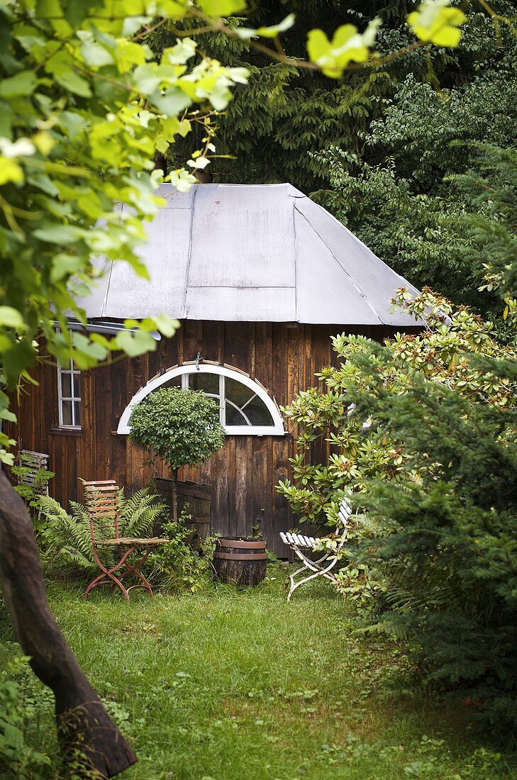 Rustikale Hütte mit Garten