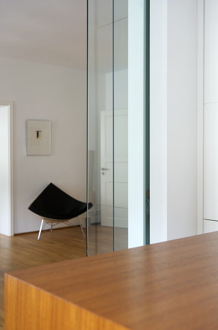Blick durch offene Glastür auf Stuhl im Bauhausstil