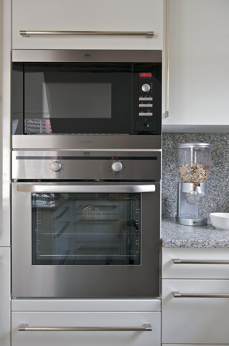 Kücheneinbaugeräte mit Edelstahlfront im grauen Einbauschrank