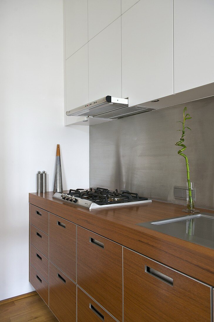 Moderne Küche aus Holz und weiße Hängeschränke