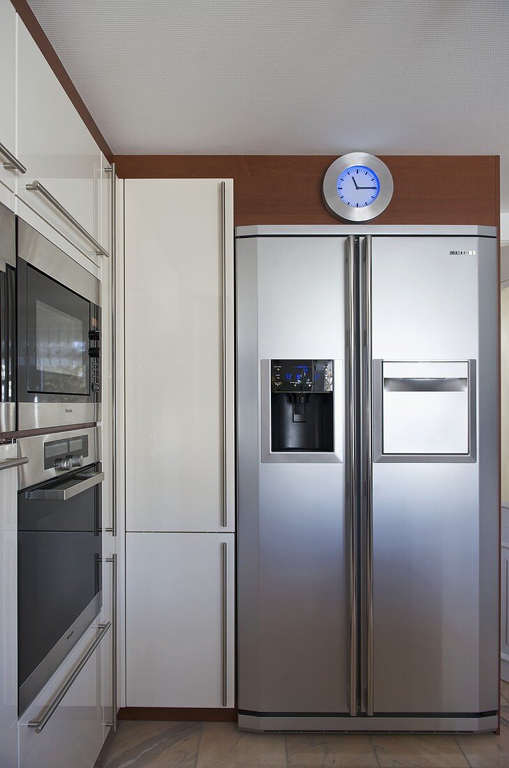 Kühlschrankkombination aus Edelstahl in moderner Küche