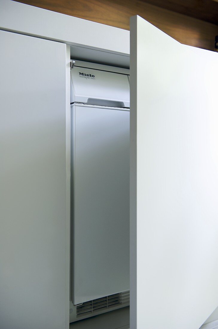 Geöffnete Küchenschranktür mit Blick auf Spülmaschine