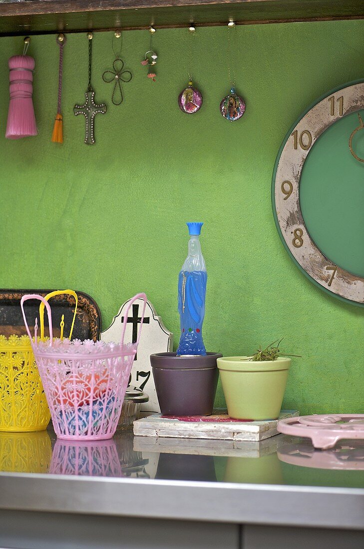Küchenarbeitsplatte mit Blumentöpfen vor grüner Wand