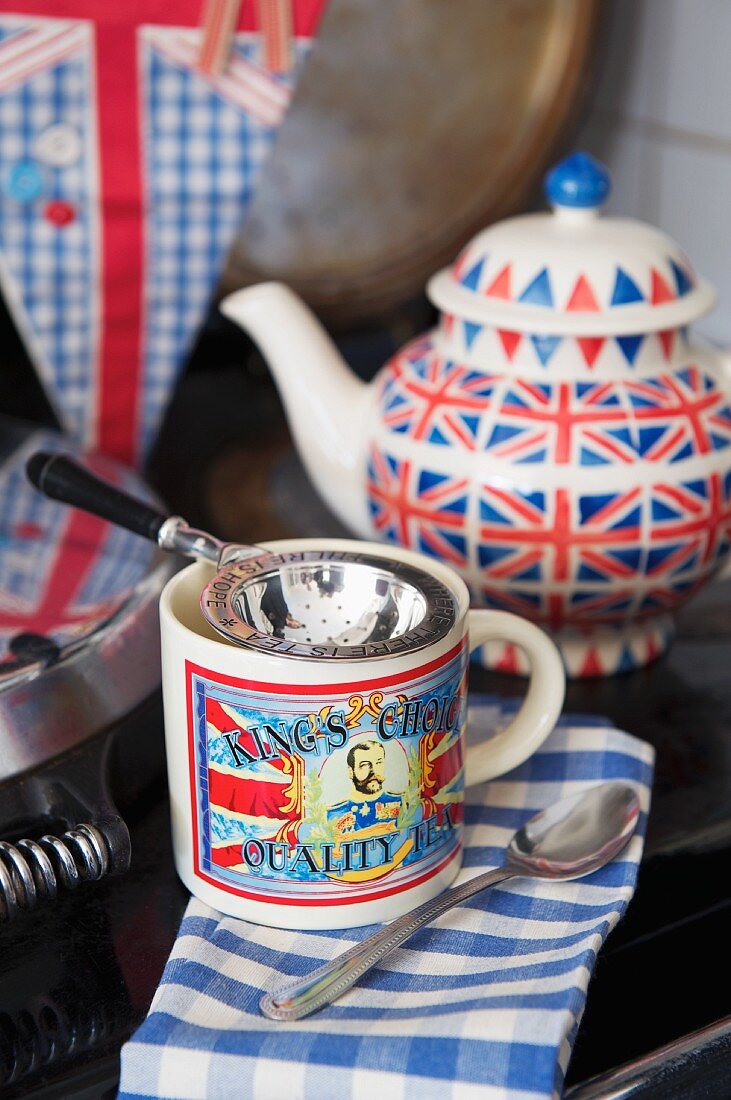 Bemalter Trinkbecher und Teekanne mit Englandflagge