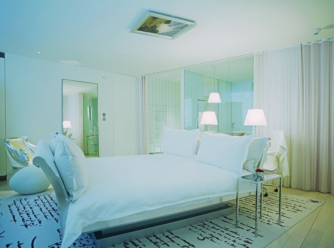 Hotel-Suite im Designerstil mit Schlittenbett