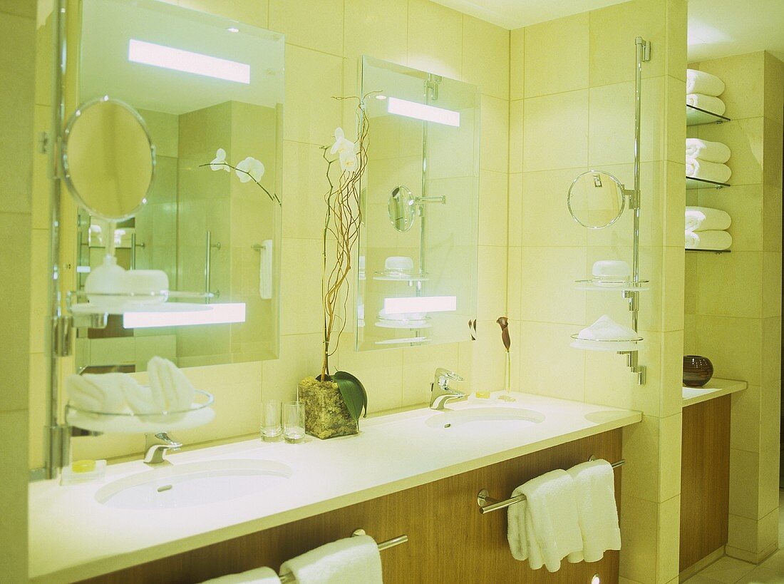 Waschtisch mit zwei Becken und Spiegel mit integrierter Beleuchtung