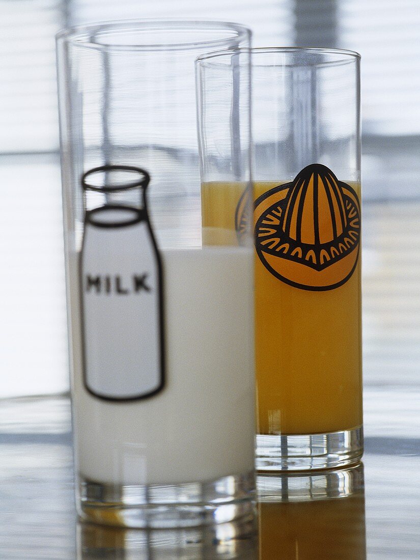 Milch und Orangensaft im Glas