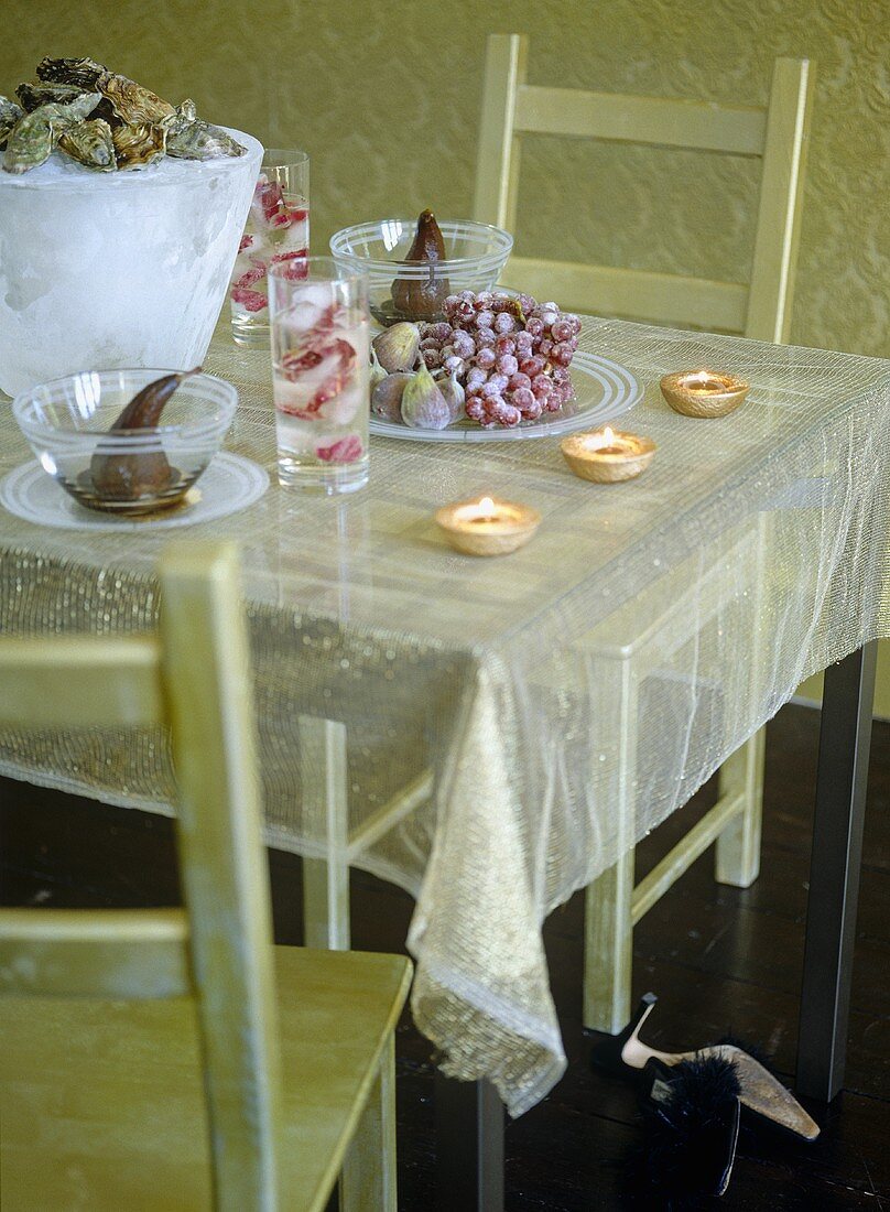 Transparentes Tischtuch mit festlicher Dekoration auf Tisch