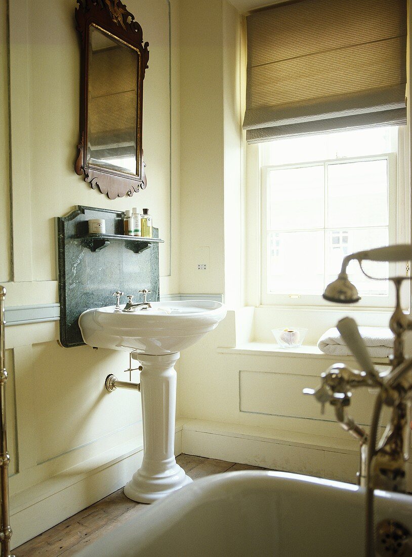 Badezimmer mit freistehendem Waschbecken und Badewannenarmatur im Vintagelook