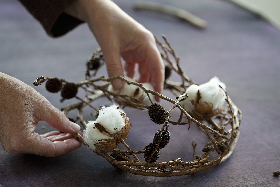 A wreath of alder and cotton