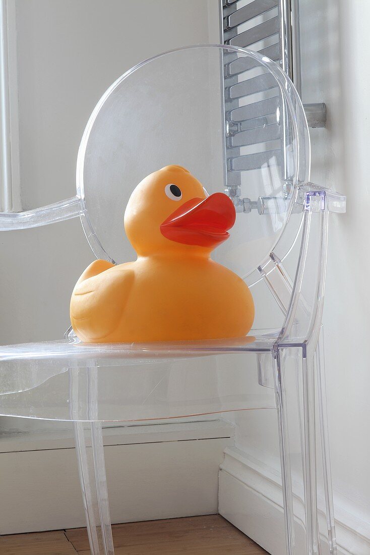 Eine Badeente auf einem Philippe Starck Stuhl