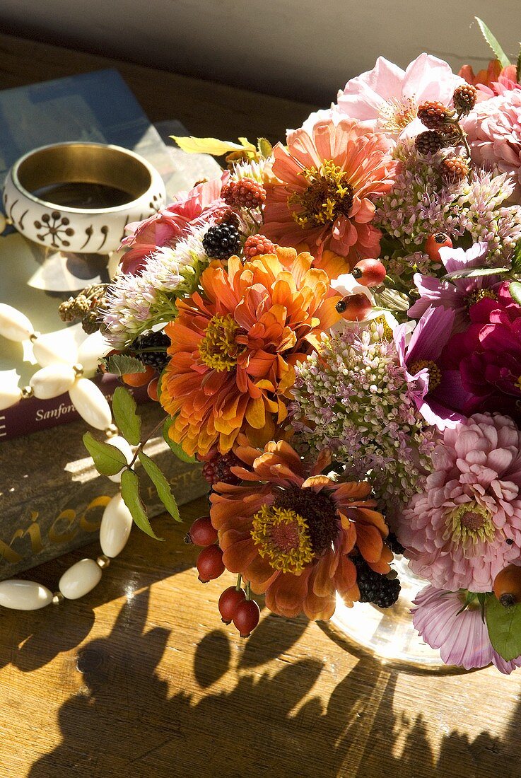 Sommerlicher Blumenstrauss auf einem Holztisch
