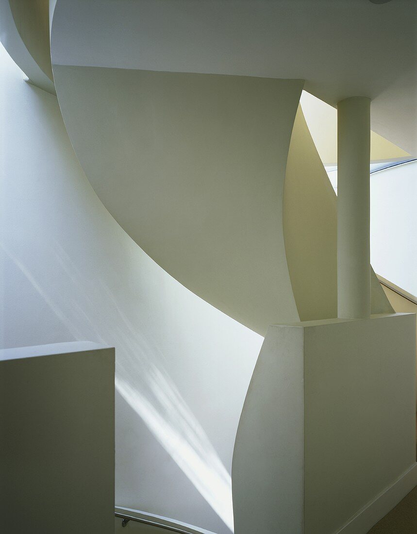 Ausschnitt einer modernen geschwungenen Treppe in Unteransicht