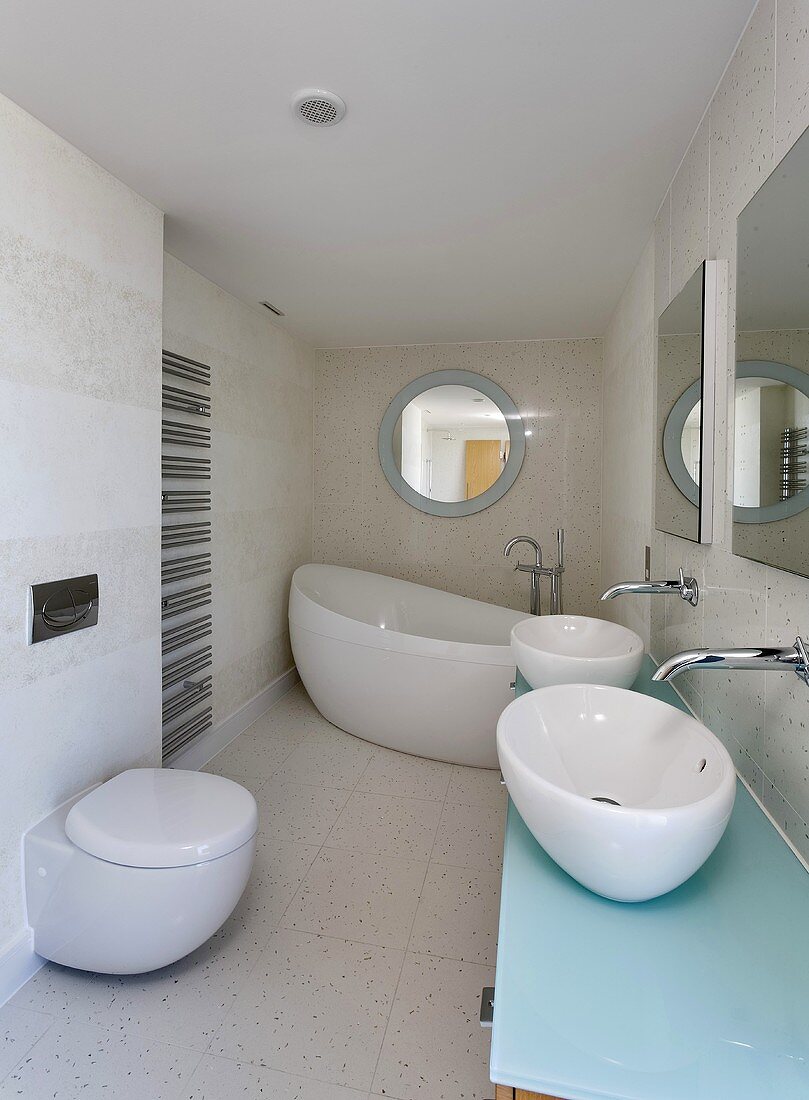 Designer bath with curved bathroom fittings