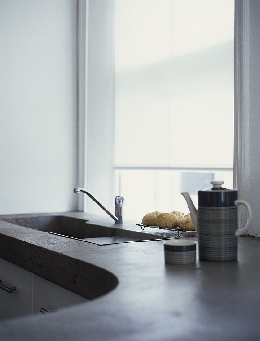 Moderne Küche mit Spüle und Kaffeekanne im Retrostil